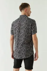 Camisa celeste estampada de manga corta con fit slim, cartera abotonada y logo bordado.