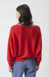 Sweater de punto fino color rojo, con cuello barco amplio y mangas largas de corte holgado.