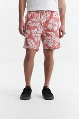 Short de baño largo color salmón con estampado de flores blancas, cintura elástica con cordón ajustable, dos bolsillos laterales y uno trasero.