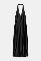Vestido midi de satén color negro con cuello halter, escote en pico y espalda descubierta con cierre de lazada.