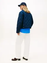 Campera acolchada Tommy Hilfiger de color azul marino, con diseño pespuntado en rombos, cierre frontal de botones a presión y bolsillos aplicados con solapa.