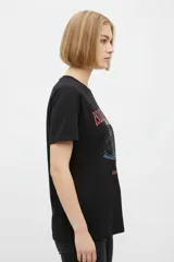 Remera blanca de manga corta con cuello redondo y estampado frontal de inspiración veraniega con motivos italianos, limones y la leyenda Italia Amalfi Capri.