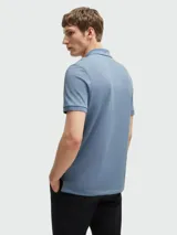 Remera polo Boss de algodón piqué color celeste, con cuello clásico, cierre frontal de dos botones, mangas cortas con ribete elástico y logo de la marca bordado en el pecho.