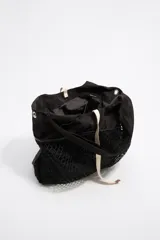 Bolso de mano grande color marrón topo, marca Bimba y Lola, confeccionado en nylon. Tiene doble asa de mano y asa de tejido regulable. Cuenta con bolsillo interior, cierre de tejido, etiqueta de piel logotipada y acabados metálicos plateados.