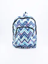 Mochila estampada con diseño de rombos en tonos azul, celeste, rosa y blanco.