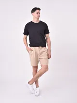 Bermuda de gabardina color kaki, con cintura elástica y cordón de ajuste, bolsillos laterales y corte recto.