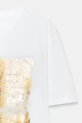Camiseta de cuello redondo y manga corta con estampado metalizado dorado y texto a contraste en el frente.