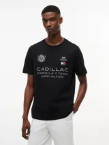 Remera de cuello redondo y corte regular, confeccionada en puro algodón. Presenta estampado gráfico en el frente con los logos de Cadillac Formula 1 Team y Tommy Hilfiger.