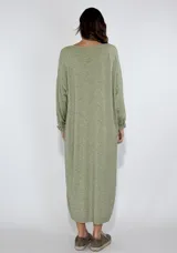 Vestido midi negro de corte amplio, con mangas 3/4 y escote en V.