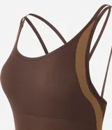 Enterito deportivo corto de microfibra seamless Get Over, color marrón oscuro con franjas laterales en tono tostado y textura acanalada. Presenta diseño ajustado, escote redondeado y tirantes finos cruzados en la espalda.