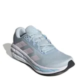 Championes de running Adidas modelo Questar 3, en tonos celeste y rosado. Presentan un diseño técnico con malla transpirable, entresuela amortiguada y suela de goma resistente.
