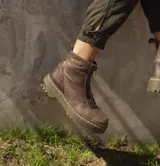 Bota corta de cuero color marrón oscuro con cierre frontal, plataforma y suela de goma.