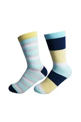 Pack de dos pares de medias de algodón de caña media. Un par presenta un diseño de rayas horizontales finas en tonos celeste, gris y blanco con puntera y talón en azul marino. El otro par combina bloques de color horizontales en azul marino, amarillo pastel, blanco y celeste.