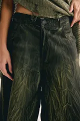 Bermuda de denim verde militar con efecto craquelado, corte culotte, tiro medio y ruedo deshilachado por debajo de la rodilla.