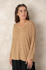 Buzo de punto ligero con acabado metalizado, color beige dorado, con escote en V, mangas largas y corte relajado.