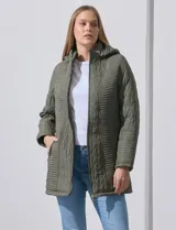 Campera capitoneada verde militar, marca Weatherproof, con abertura central con cierre, bolsillos delanteros y capucha desmontable.