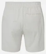 Bermuda de hombre, corte slim, color blanco con textura visible. Confeccionada principalmente en lino y algodón, con un pequeño porcentaje de elastano para mayor ajuste. Presenta cintura elástica y bolsillos laterales.