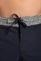 Short de baño O'Neill modelo Scallop Flower, color negro con detalles de estampa floral en la cintura, los laterales y el ruedo, y cordón ajustable.