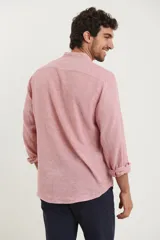 Camisa de cuello mao y manga larga, confeccionada en una mezcla de lino y algodón. Presenta un diseño de corte recto con botones en tono natural y un bolsillo pequeño en el pecho.