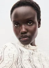 Top de tejido de punto calado con cuello perkins y manga larga, de diseño entallado.