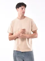 Remera de corte regular, cuello redondo y manga corta, en color beige liso.