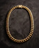 Cadena de eslabones cubanos gruesos de acero con baño dorado, de diseño clásico y acabado brillante.