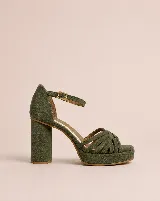 Sandalia de plataforma con taco cilíndrico alto, confeccionada en gamuza color verde. Presenta un diseño de tiras cruzadas en el empeine, talón cubierto y cierre con pulsera ajustable al tobillo mediante hebilla metálica.
