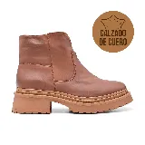 Bota corta de cuero color marrón, con cierre lateral, suela track y taco bajo.