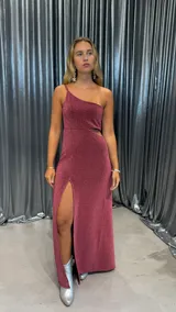 Vestido largo de fiesta color borgoña con un solo hombro, abertura en la pierna y corte en la cintura.