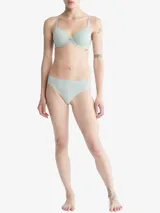 Colaless Calvin Klein de microfibra suave color verde claro, con talle medio, laterales sin costuras, cintura y bordes planos cortados a láser, y logo estampado en la cadera.