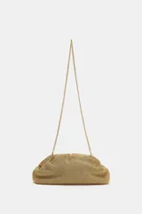 Bolso tipo sobre con acabado metalizado y diseño trenzado. Cuenta con una correa de cadena dorada extraíble, cierre mediante clip imantado y un bolsillo interior.