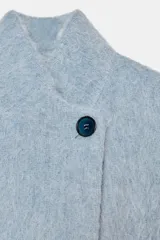 Abrigo recto de corte clásico confeccionado en una mezcla de lana Manteco y alpaca. Presenta cuello solapa, cierre frontal con un único botón visible y mangas largas. Diseño de textura suave y acabado elegante.
