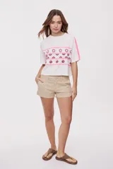 Short de tiro medio color tostado, calce ajustado, con bolsillos delanteros amplios y trabillas para cinturón.