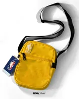 Bandolera amarilla con logo de la NBA y llavero con el logo de Los Angeles Lakers.