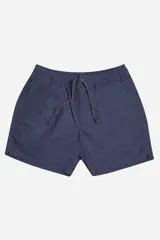 Short de baño azul marino con textura de micro-rayas verticales. Presenta cintura elástica con cordón ajustable y bolsillos laterales.