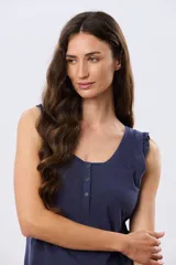 Musculosa azul marino con escote redondo y tirantes decorados con volados fruncidos.