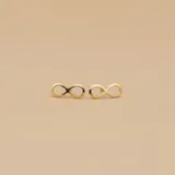 Par de aros pequeños con forma de infinito, hechos de oro amarillo 10k.