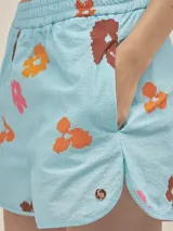 Short de tejido seersucker de algodón, color blanco con rayas verticales oscuras. Presenta cintura elastizada y bolsillos laterales.