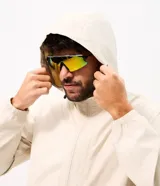 Campera deportiva masculina Get Over con capucha ajustable, cierre frontal completo, bolsillos laterales y recortes horizontales, confeccionada en poliéster tecnológico de color beige.