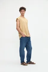 Musculosa de jersey de algodón pesado color marrón, de calce relaxed y con diseño estampado en la espalda con la frase "No Rush" y motivos ilustrados.