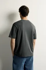 Camiseta de manga corta y corte relaxed fit, color blanco, con cuello redondo acabado en rib.