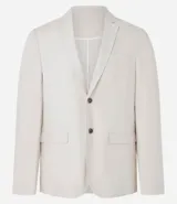 Saco de traje masculino confeccionado en mezcla de lino y viscosa, con cierre frontal de dos botones, bolsillos laterales con solapa y medio forro interior.
