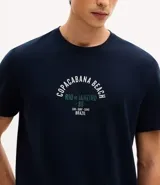 Remera de cuello redondo y manga corta, color azul marino, con estampa frontal tipo lettering con la leyenda Copacabana Beach.