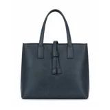 Cartera tipo tote de diseño estructurado, color azul oscuro con acabado texturizado. Presenta doble asa superior y un detalle decorativo central con nudo y tiras colgantes.