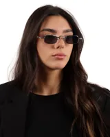 Lentes de sol con marco rectangular plateado y lentes oscuros.