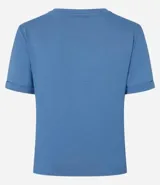 Blusa básica de cuello redondo y manga corta con detalle de dobladillo plegado. Confeccionada en tejido de viscosa con spandex, ofrece un ajuste cómodo y versátil.