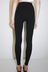 Leggings negros de tiro alto con cintura elástica, confeccionados en mezcla de poliamida.