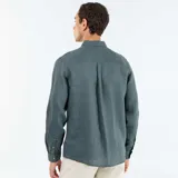 Camisa de lino de manga larga en color verde oscuro, con cuello camisero y cierre frontal de botones.