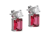 Aros de plata 925 con cristal de swarovski elements rectangular de color rojo y circonias blancas. Cierre a tornillo a presión.