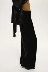 Pantalón de tiro alto confeccionado en velour suave, con cintura elástica y piernas rectas con pinzas.